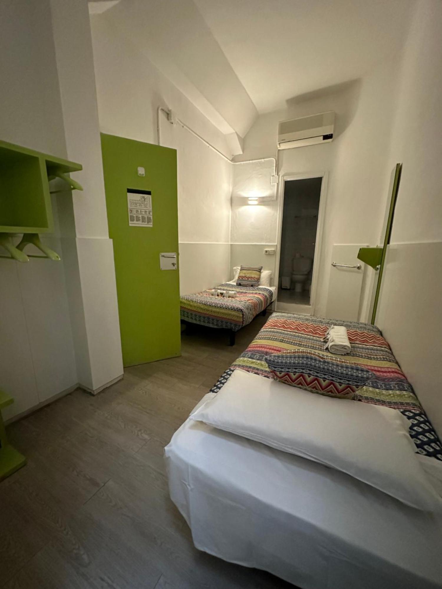 Youth Hostel - Central And Basic Universitat バルセロナ エクステリア 写真